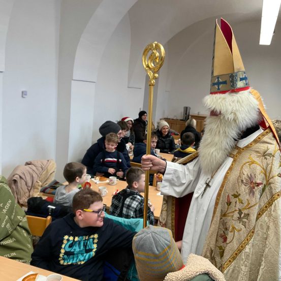 Bild enthält, Adult, Female, Person, Woman, Priest, Boy, Child, Male, Cup, Glasses