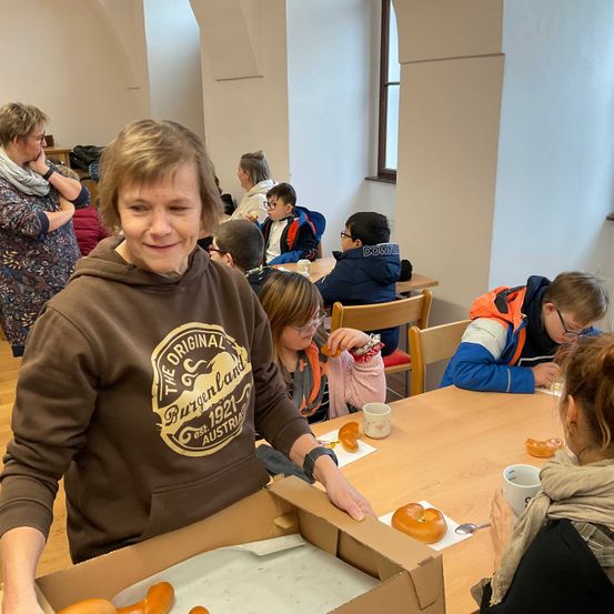 Bild enthält, Person, Student, Adult, Male, Man, Child, Female, Girl, Woman, People