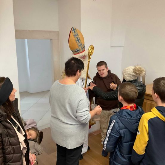 Bild enthält, Adult, Female, Person, Woman, Student, Boy, Child, Male, Man, People