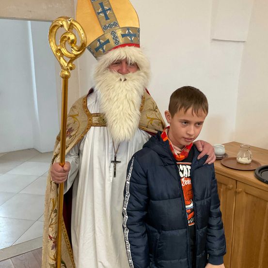 Bild enthält, Boy, Child, Male, Person, Festival, Christmas, Santa Claus