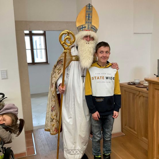 Bild enthält, Boy, Child, Male, Person, Shoe, Festival, Baby, Christmas, Hoodie, Santa Claus