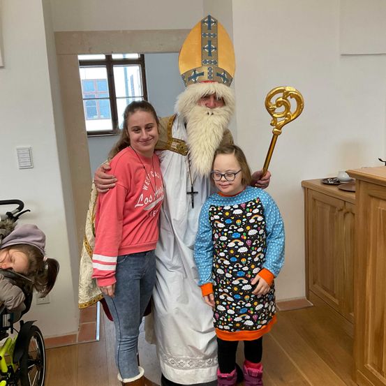 Bild enthält, Festival, Glasses, Child, Female, Girl, Person, Baby, Adult, Woman, Christmas