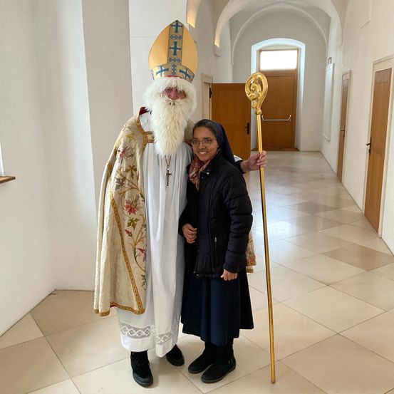 Bild enthält, Glasses, Coat, Adult, Male, Man, Person, Priest, Festival, Necklace, Christmas