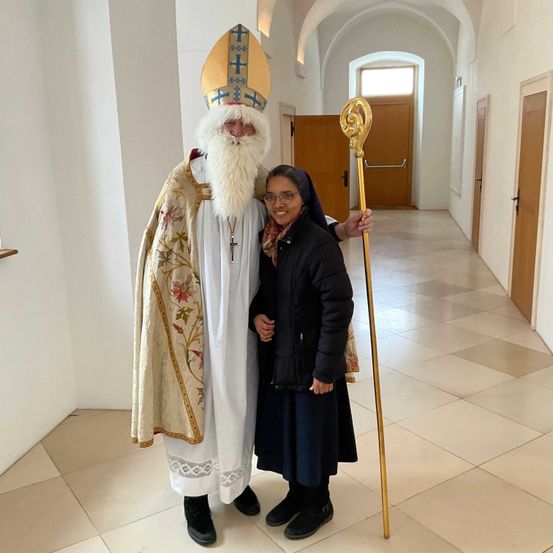 Bild enthält, Glasses, Coat, Festival, Adult, Male, Man, Person, Spear, Christmas, Necklace