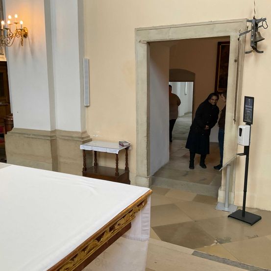 Bild enthält, Floor, Flooring, Person, Shoe, Indoors, Chair, Lamp