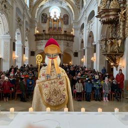 Bild enthält, Adult, Bride, Female, Person, Woman, Indoors, Candle, Prayer, Hall