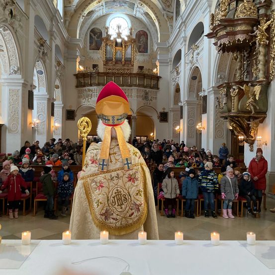 Bild enthält, Adult, Bride, Female, Person, Woman, Indoors, Candle, Prayer, Hall