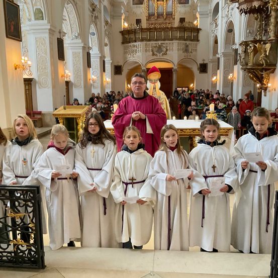 Bild enthält, Adult, Female, Person, Woman, Male, Man, Glasses, Priest