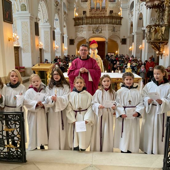 Bild enthält, Adult, Female, Person, Woman, Male, Man, Priest, Coat, Child, Girl