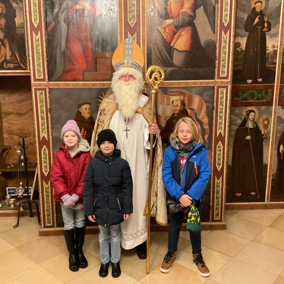 Bild enthält, Coat, Glove, Festival, Person, Adult, Female, Woman, Christmas, Handbag, Santa Claus