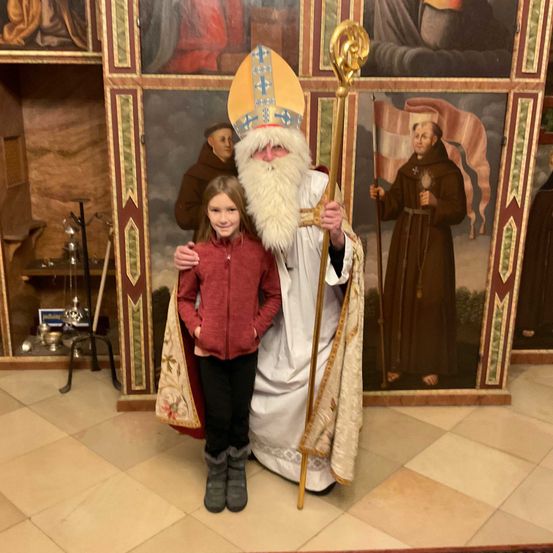 Bild enthält, Adult, Female, Person, Woman, Festival, Coat, Christmas, Santa Claus, Hat, Man