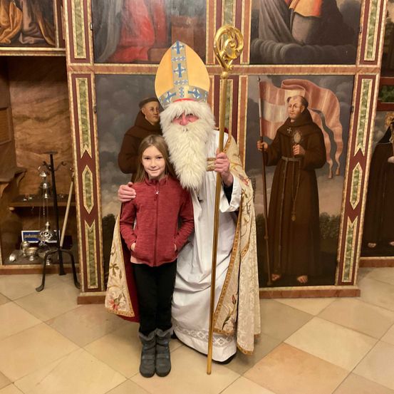 Bild enthält, Person, Coat, Adult, Male, Man, Spear, Face, Festival