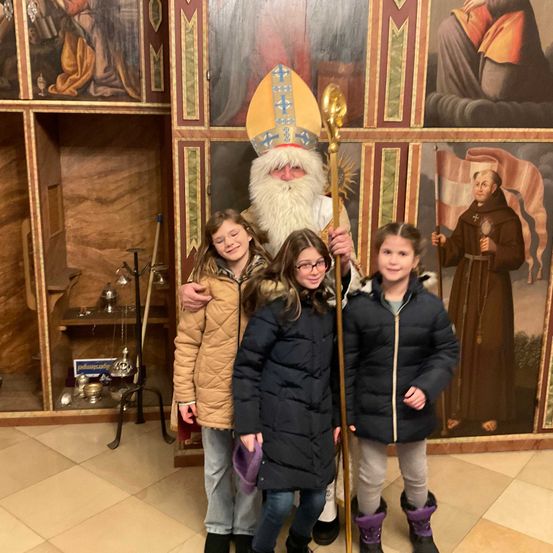 Bild enthält, Adult, Female, Person, Woman, Jacket, Male, Man, Glasses, Festival, Shoe