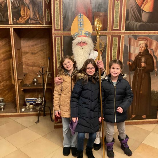 Bild enthält, Festival, Glasses, Adult, Male, Man, Person, Christmas, Santa Claus, Female, Woman