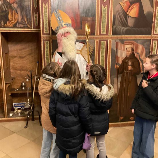 Bild enthält, Festival, Child, Female, Girl, Person, Boy, Male, Adult, Woman, Christmas