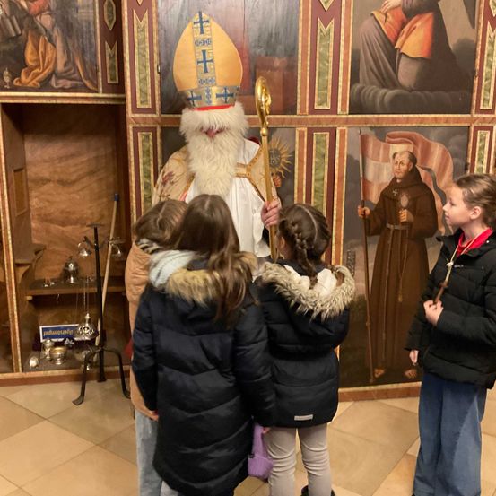 Bild enthält, Festival, Person, Adult, Female, Woman, Male, Man, Christmas, Handbag, Santa Claus