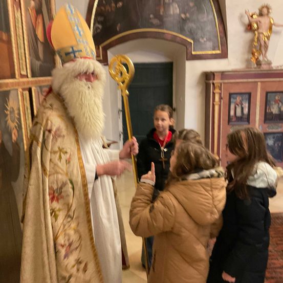 Bild enthält, Person, Adult, Female, Woman, Boy, Child, Male, Painting, Festival, Christmas