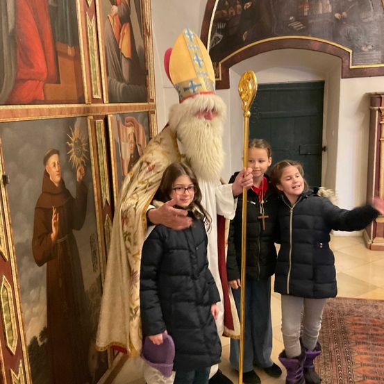 Bild enthält, Child, Female, Girl, Person, Coat, Boy, Male, Adult, Woman, Festival