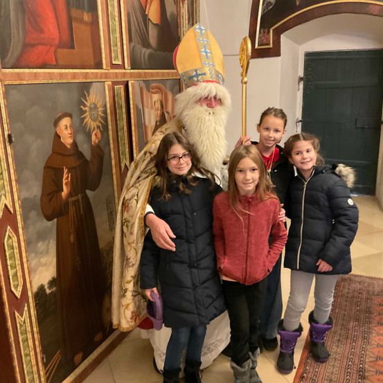 Bild enthält, Adult, Female, Person, Woman, Coat, Glasses, Child, Girl, Festival, Shoe