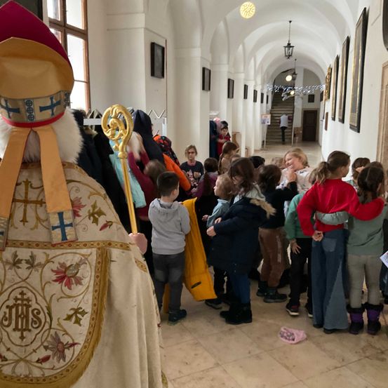 Bild enthält, Adult, Female, Person, Woman, Bride, Shoe, Indoors, People, Face, Clapperboard