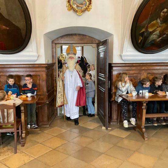 Bild enthält, Indoors, Person, Boy, Child, Male, Adult, Man, Shoe, Glasses, Chair