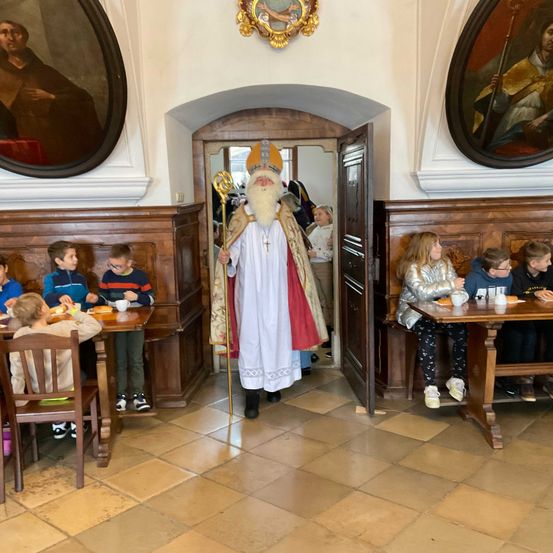 Bild enthält, Indoors, Floor, Dining Room, Adult, Male, Man, Person, Bride, Female, Woman