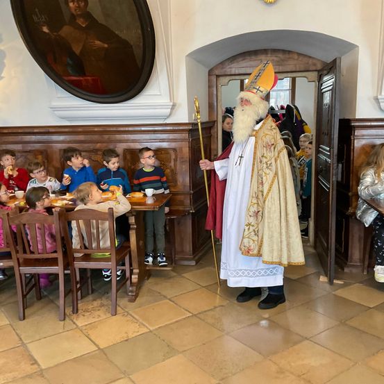 Bild enthält, Spear, Person, Boy, Child, Male, Adult, Man, Female, Girl, Indoors