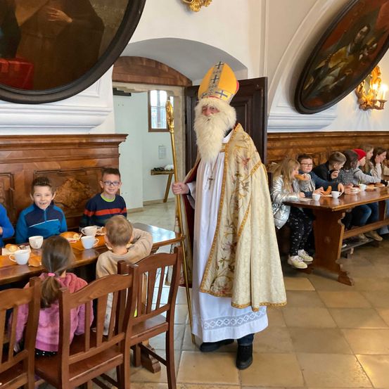 Bild enthält, Boy, Child, Male, Person, Female, Girl, Adult, Bride, Woman, Shoe