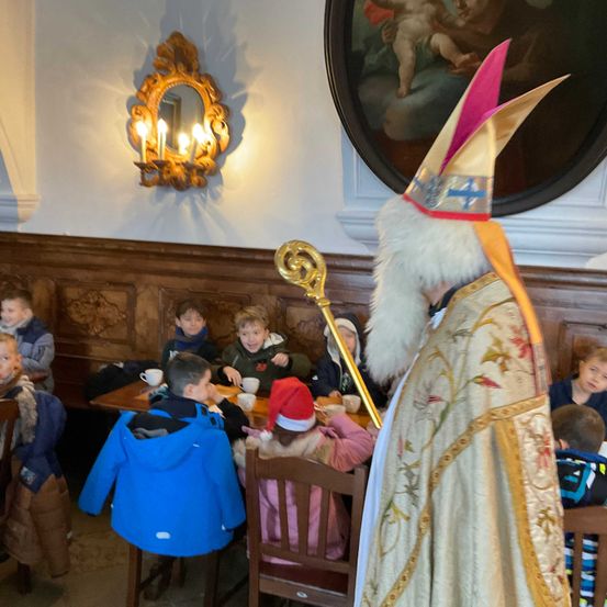 Bild enthält, Boy, Child, Male, Person, Hat, Cup, Chair, Indoors, Baby, Bride