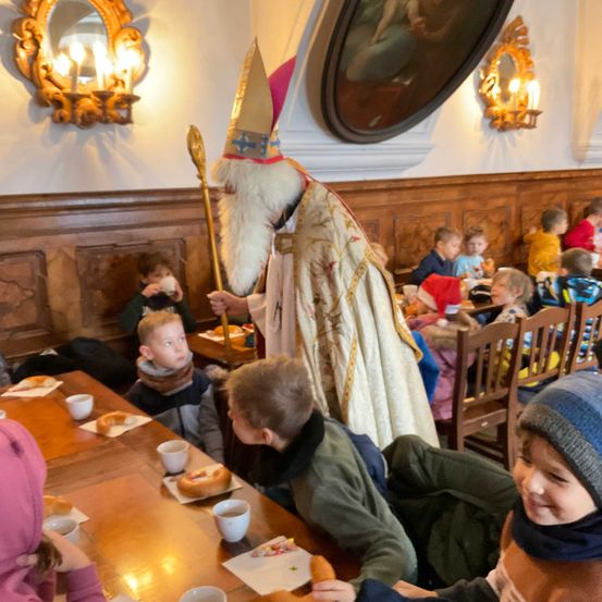 Bild enthält, Dining Room, Dining Table, Indoors, Restaurant, Cup, Boy, Child, Male, Person, Baby