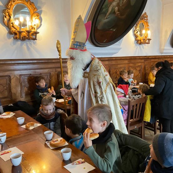 Bild enthält, Adult, Female, Person, Woman, People, Boy, Child, Male, Coffee Cup, Indoors