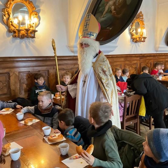 Bild enthält, Boy, Child, Male, Person, Coffee Cup, Handbag, Female, Girl, Bride, Woman