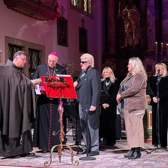 Bild enthält, Adult, Female, Person, Woman, Male, Man, Coat, Lady, Face, Crowd