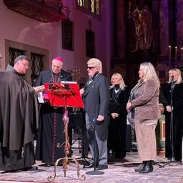 Bild enthält, Adult, Female, Person, Woman, Male, Man, Coat, Lady, Face, Crowd