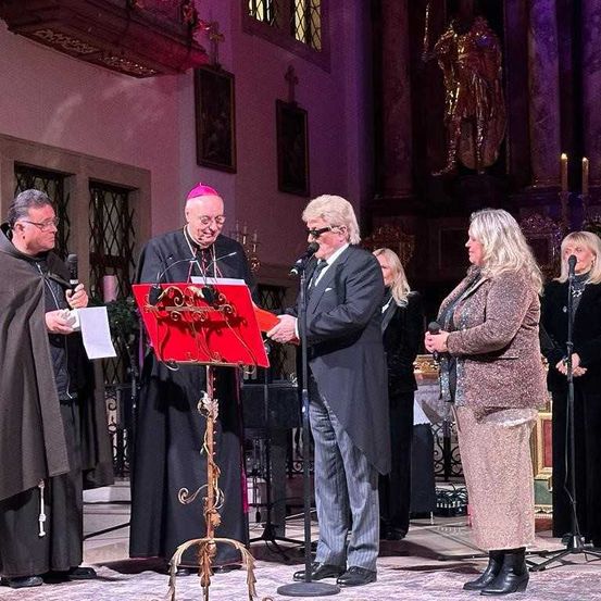 Bild enthält, Adult, Female, Person, Woman, Male, Man, Bride, Suit, Coat, Face