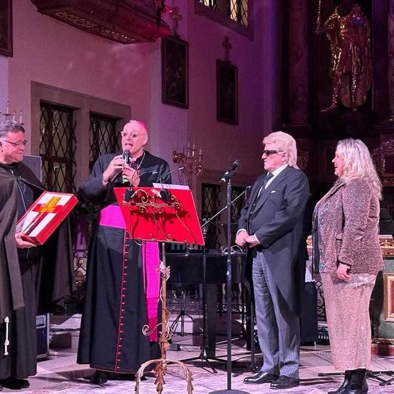 Bild enthält, Adult, Female, Person, Woman, Male, Man, Coat, Crowd, Bride, Face