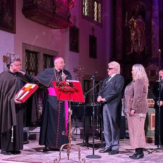 Bild enthält, Adult, Female, Person, Woman, Male, Man, Coat, Face