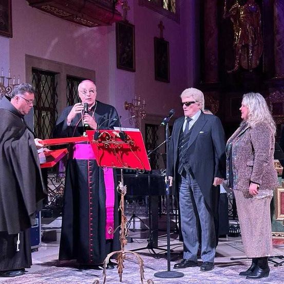 Bild enthält, Adult, Female, Person, Woman, Male, Man, Bride, Coat, Lady, Face