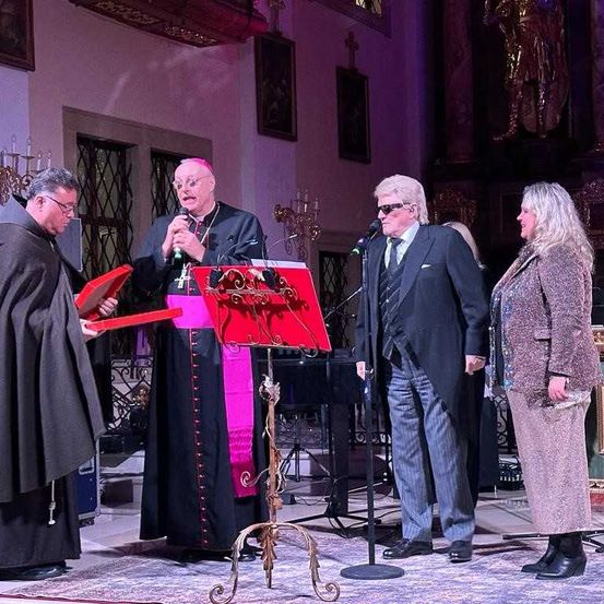 Bild enthält, Adult, Female, Person, Woman, Lady, Male, Man, Coat, Bride, Sword