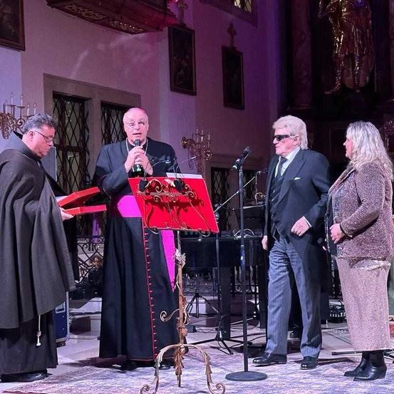 Bild enthält, Adult, Female, Person, Woman, Male, Man, Bride, Coat, Crowd, Face