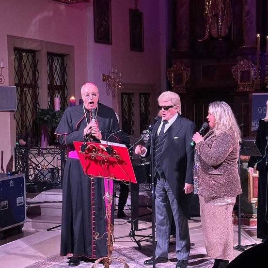 Bild enthält, Adult, Female, Person, Woman, Male, Man, Crowd, Bride, Face, People