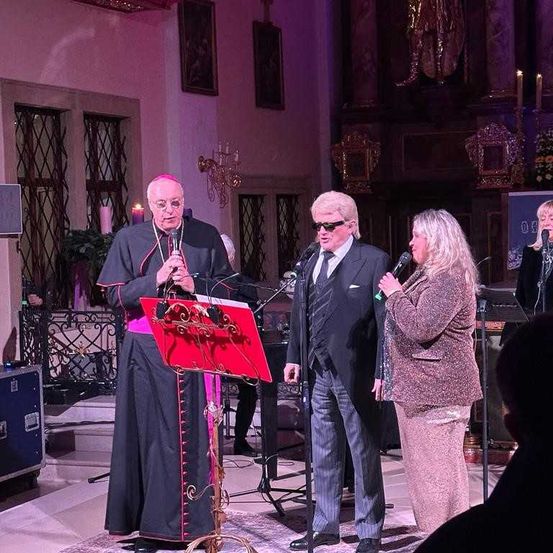 Bild enthält, Adult, Female, Person, Woman, Male, Man, Coat, Bride, Face, Crowd