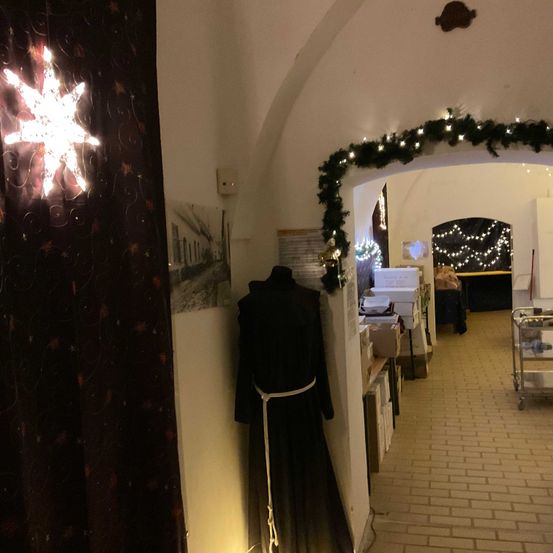 Bild enthält, Indoors, Floor, Adult, Female, Person, Woman, Lighting, Flooring