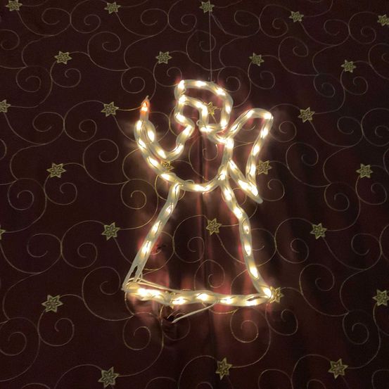 Bild enthält, Lighting, Chandelier, Pattern, Accessories