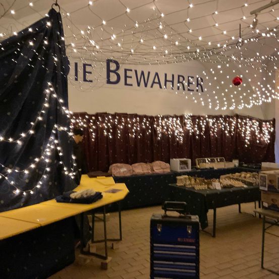 Bild enthält, Lighting, Table, People, Person, Desk, Indoors, Box, Shop