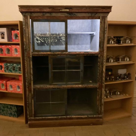 Bild enthält, Shelf, Furniture, Cupboard, Cabinet, Fireplace