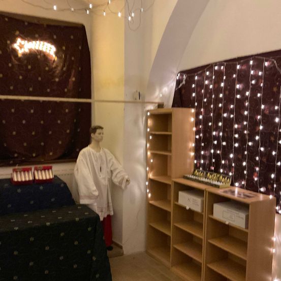 Bild enthält, Dressing Room, Indoors, Lighting, Boy, Male, Person, Teen, Shop