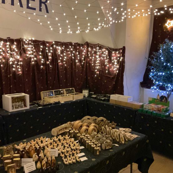 Bild enthält, Lighting, Christmas, Christmas Decorations, Festival, Indoors, Christmas Tree