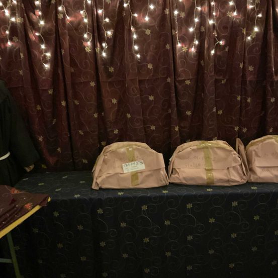 Bild enthält, Lighting, Bag, Handbag, Boy, Male, Person, Teen, Fashion, Desk, People