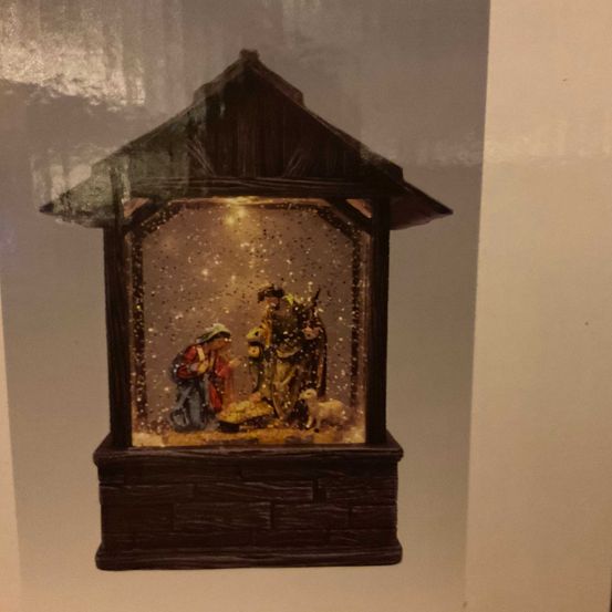 Bild enthält, Mailbox, Person, Art